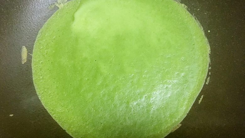 抹茶毛巾卷,平底锅小火加热,倒入一勺面糊,转动平底锅,摊成圆形