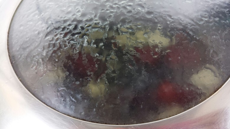 苹果红枣水,盖盖子小火煮,大概15分钟