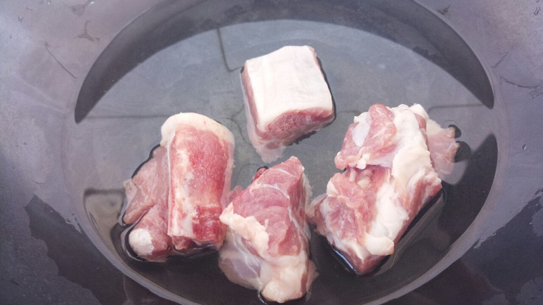 排骨炖豆角土豆,把排骨焯水，去除血水