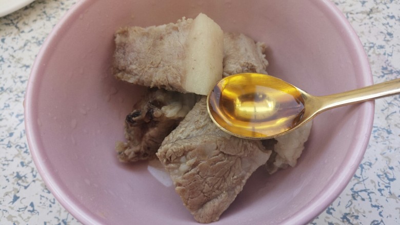 排骨炖豆角土豆,先放一勺<a style='color:red;display:inline-block;' href='/shicai/ 718'>料酒</a>