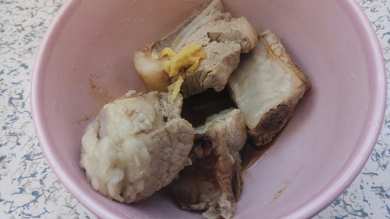 排骨炖豆角土豆,再放点姜丝