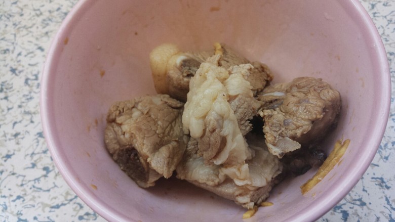 排骨炖豆角土豆,腌15分钟