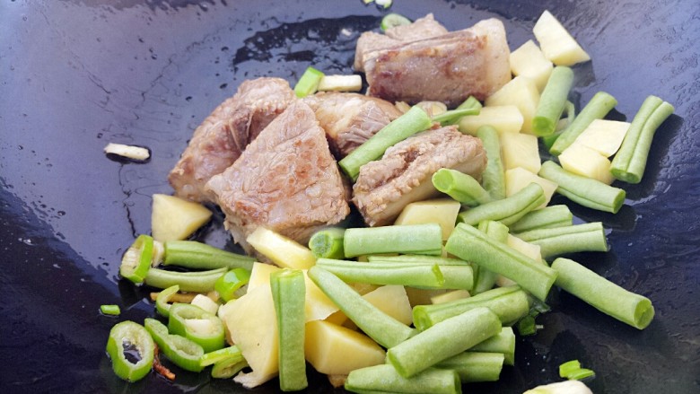 排骨炖豆角土豆,再加豆角和土豆炒
