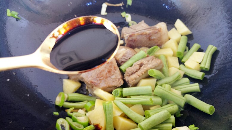 排骨炖豆角土豆,放一勺<a style='color:red;display:inline-block;' href='/shicai/ 762'>老抽</a>