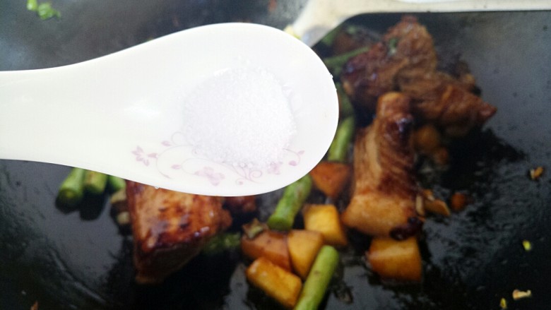 排骨炖豆角土豆,一勺盐