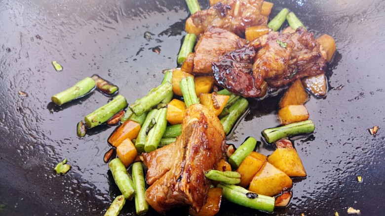 排骨炖豆角土豆,炒匀