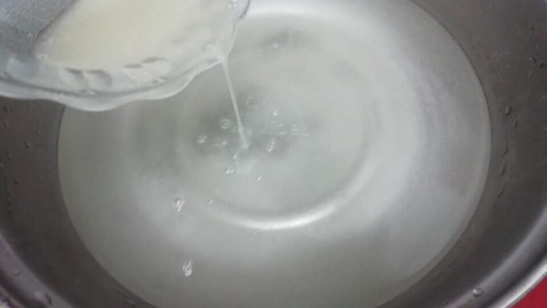 草莓凉粉,然后加入搅拌好的凉粉水