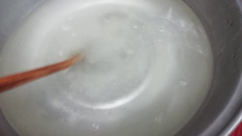 草莓凉粉,边倒边用筷子搅拌,然后烧开