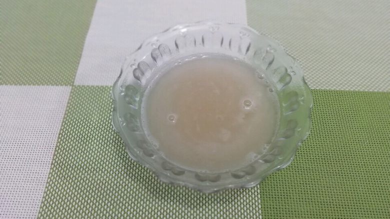 草莓凉粉,充分搅拌均匀