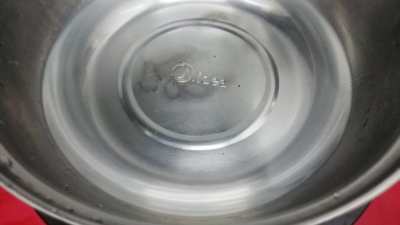 草莓凉粉,把剩下的900克水倒入锅中烧开