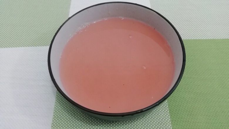草莓凉粉,倒入容器中,自然晾凉后,放入冰箱 冷藏十五分钟