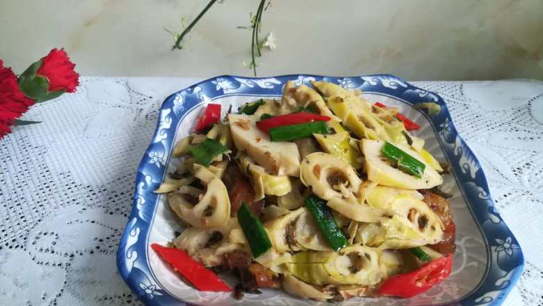 #下饭更下酒#超级爽脆可口的泡菜炒笋,亲,我的菜已经备好,你的酒可温好?你还带故事来吗?
有酒有菜有故事,精彩就开始上演啦,哈哈哈。