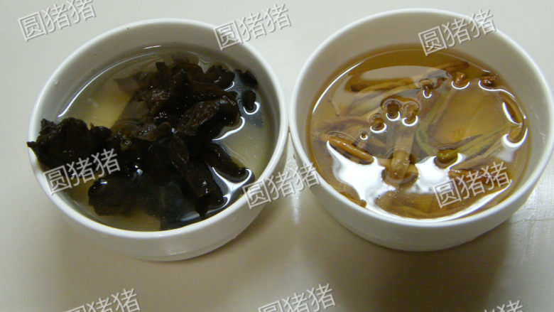 香气溢人——关中燥子面,将金针菜、<a style='color:red;display:inline-block;' href='/shicai/ 136'>黑木耳</a>分别用冷水浸泡20分钟,洗净后分别剪去根蒂备用。