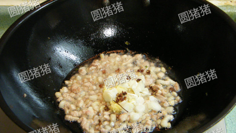 香气溢人——关中燥子面,炒锅烧热,放入少许油,放入五花肉丁转小火煸炒至收干水份,加入姜,葱,蒜及<a style='color:red;display:inline-block;' href='/shicai/ 700'>花椒</a>炒出香味,肉块煸出油脂。