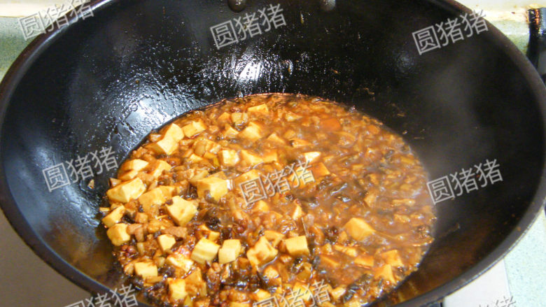 香气溢人——关中燥子面,然后再加入胡萝卜,豆腐,金针菜,黑木耳翻炒均匀,继续 用小火煮上10分钟。