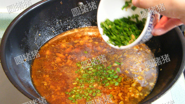 香气溢人——关中燥子面,盖上锅盖,大火将汤煮开,再转小火煮上3分钟,加入韭菜碎,淋入<a style='color:red;display:inline-block;' href='/shicai/ 141770'>芝麻香油</a>即为肉燥面汤。