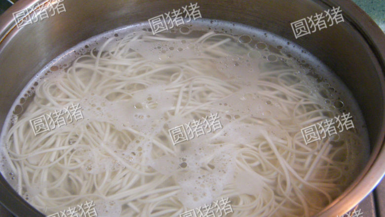 香气溢人——关中燥子面,在做肉燥汤的同时,锅内烧开水,放入少量盐及沙拉油,加入面条煮至水开,再点一次冷水至面条8分熟。