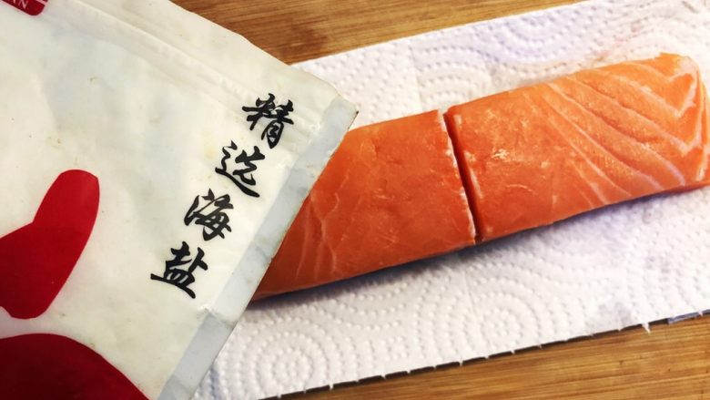 香煎三文鱼,每一面都撒适量海盐,涂抹均匀,