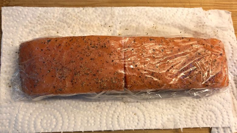 香煎三文鱼,用保鲜膜包裹起来,放入冰箱冷藏半天。
