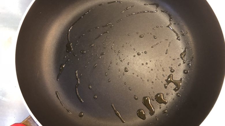 香煎三文鱼,热锅下一点点油。其实不下油也行,因为在煎的时候,三文鱼体内的油脂会随着温度的升高而慢慢渗析出来。