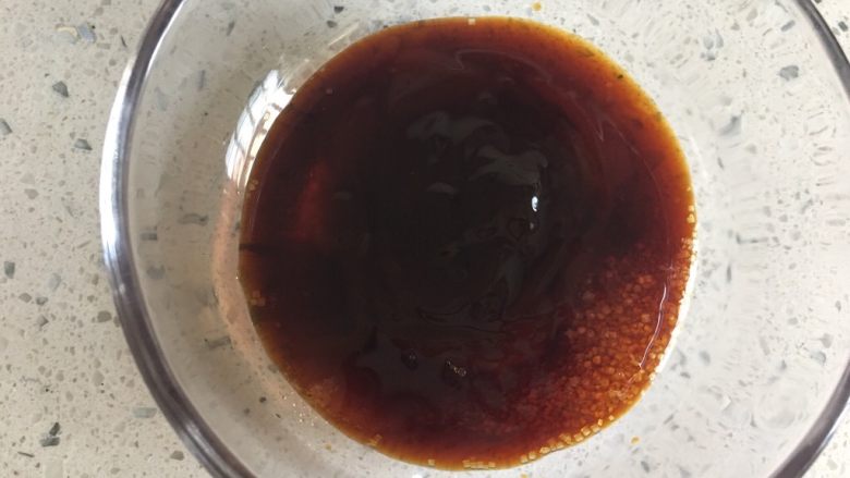 烤箱版蒜蓉金针菇粉丝,加入酱油,蚝油,加入水
