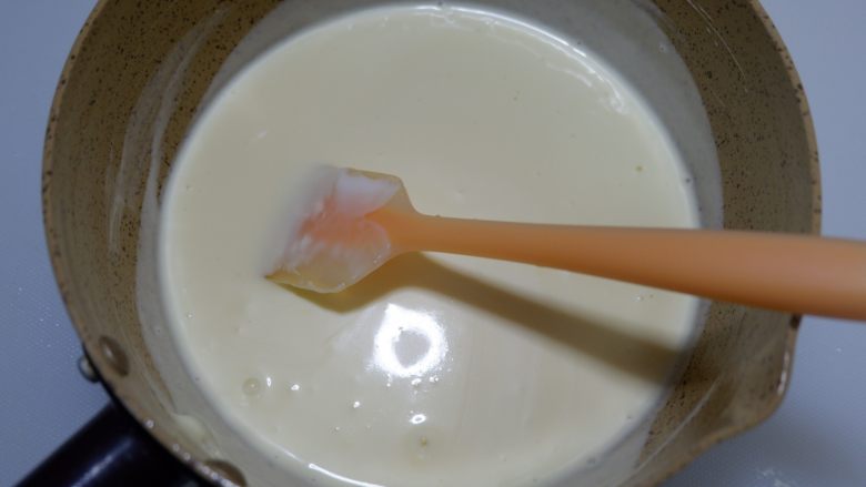 榴莲奶冻,加入奶液中,搅拌均匀至吉利丁片完全融化。