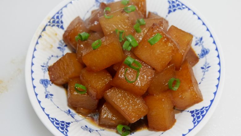 红烧冬瓜,装入盘中,撒上切好的小葱碎