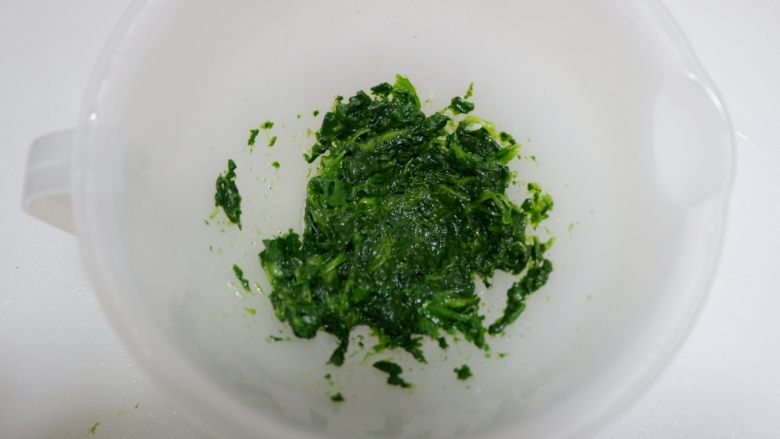 菠菜坚果饭塔,烫好沥干水取出,用刀将菠菜剁碎。