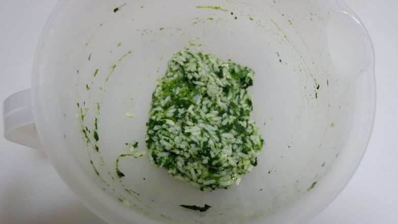 菠菜坚果饭塔,取一半米饭,加入搅拌均匀