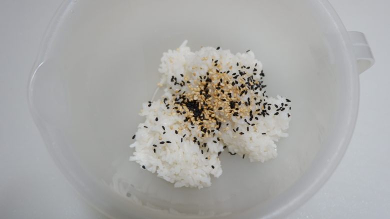 菠菜坚果饭塔,另外一半米饭加入黑白芝麻,搅拌均匀