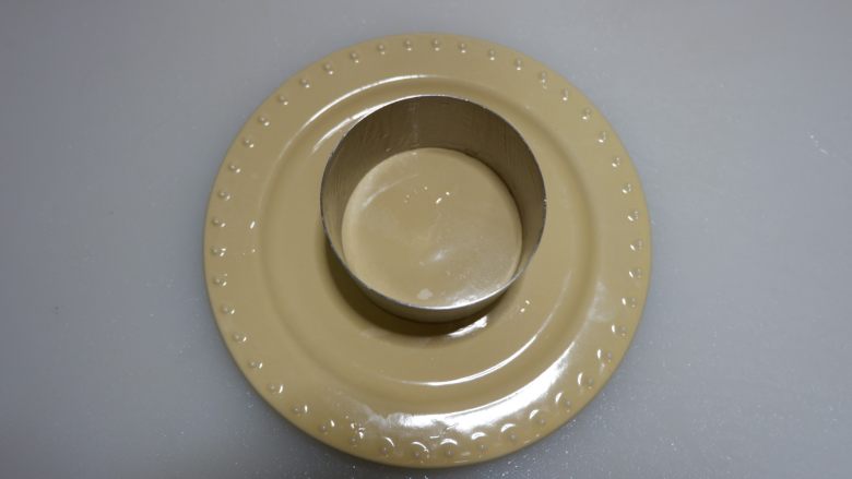 菠菜坚果饭塔,取一个模具,内壁上抹少许油