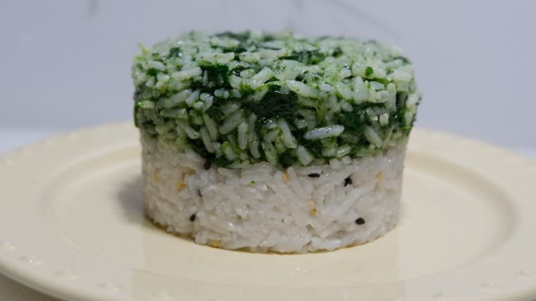 菠菜坚果饭塔,脱模。