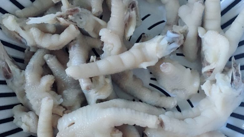 泰式酸辣鸡爪,<a style='color:red;display:inline-block;' href='/shicai/ 89'>鸡爪</a>剁开煮熟捞起，不要煮的太过