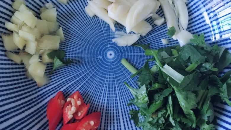 泰式酸辣鸡爪,切好材料，还有<a style='color:red;display:inline-block;' href='/shicai/ 595'>柠檬</a> <a style='color:red;display:inline-block;' href='/shicai/ 2068'>百香果</a>，调好<a style='color:red;display:inline-block;' href='/shicai/ 692'>酱油</a>跟醋，跟据自己口味喜欢吃酸吃醋的可多放一点