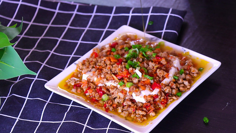 肉末蒸豆腐,出锅后撒上香葱,淋上几滴<a style='color:red;display:inline-block;' href='/shicai/ 847'>香油</a>即可