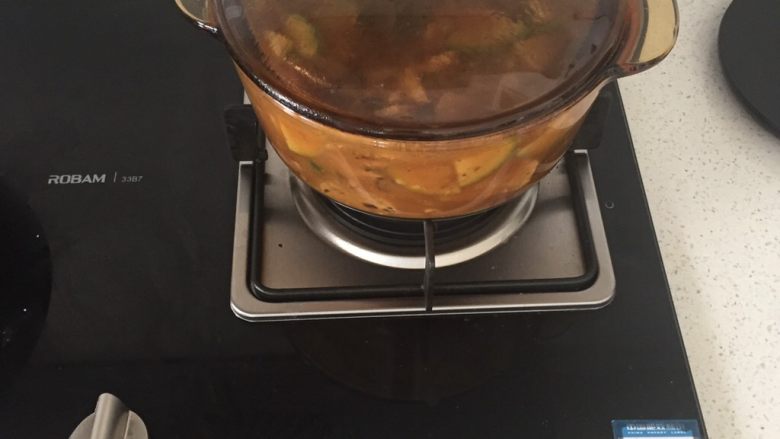 朝鲜族大酱汤,所有材料全进去 煮它 开锅后 少量盐 鸡精 盐别放多了 大酱咸