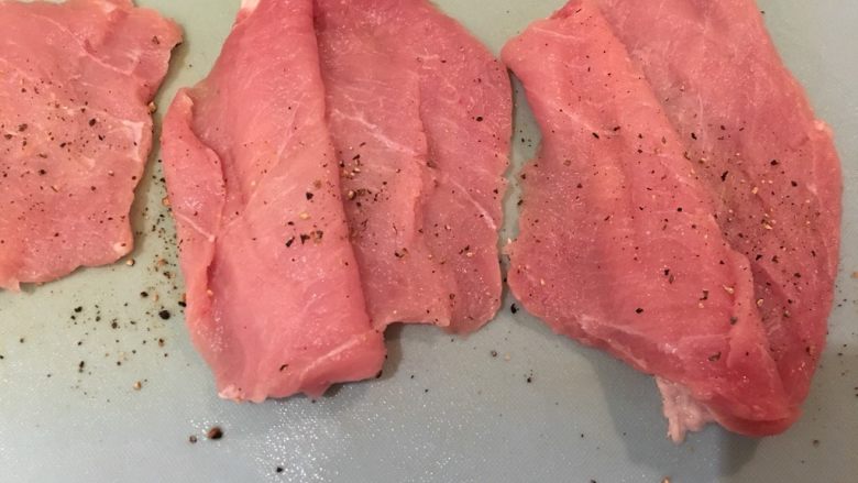 起司猪排,上面、下面、中间,都要盐黑胡椒哦!
