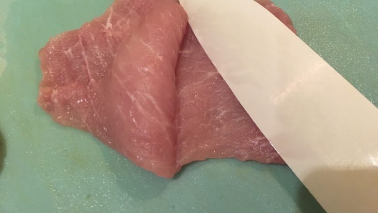 起司猪排,猪里脊肉平放,从中间横切一刀,切到底不要断。