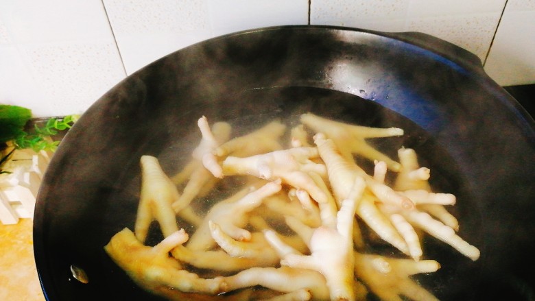 水盐焗鸡爪,锅里烧开水,鸡爪焯水