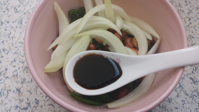 花生米拌菠菜,然后把花生米菠菜还有洋葱放到一个碗里,放一勺<a style='color:red;display:inline-block;' href='/shicai/ 692'>酱油</a>