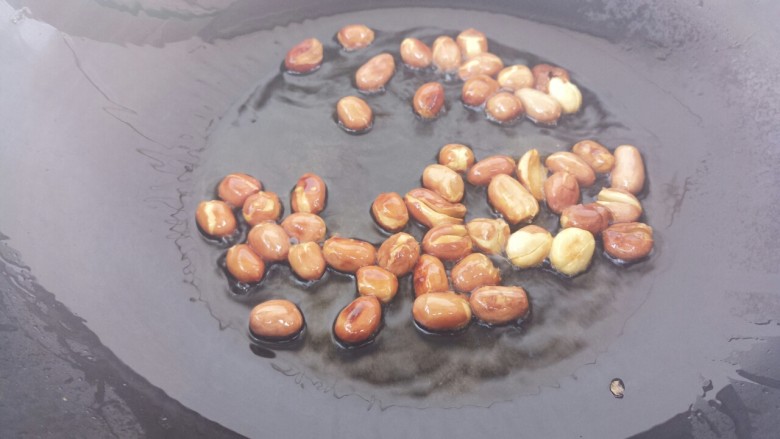 花生米拌菠菜,小火炒,炒至变红色就可以关火,盛出了