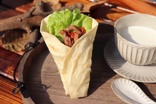 嫩牛肉卷,在烙好的面皮上摆<a style='color:red;display:inline-block;' href='/shicai/ 121'>生菜</a>叶、牛肉,把面皮卷起来即可,牙签固定或者直接拿着吃!