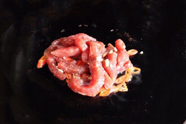 嫩牛肉卷,制作嫩牛肉:电饼铛放适量食用油放红椒爆出辣味,牛柳放进去翻炒