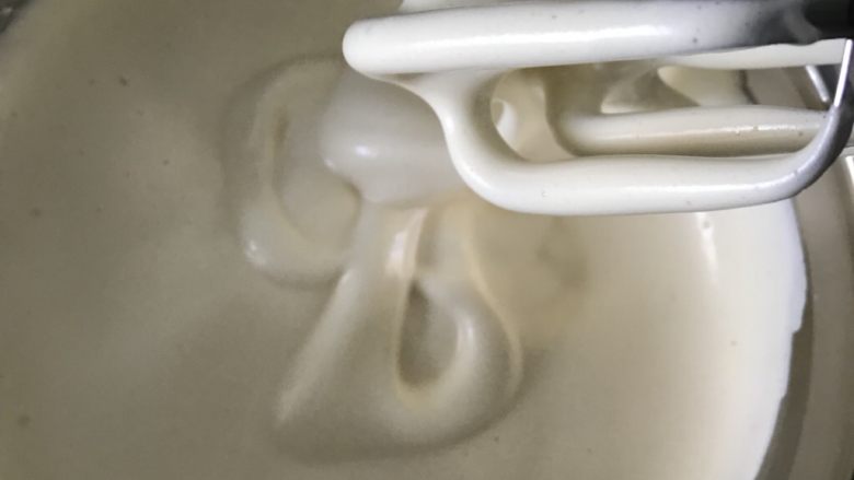 堡尔美海绵杯子蛋糕,直到打到面糊细腻有光泽,提起打蛋头能画8字,并且保持10秒不消失的状态就可以了。