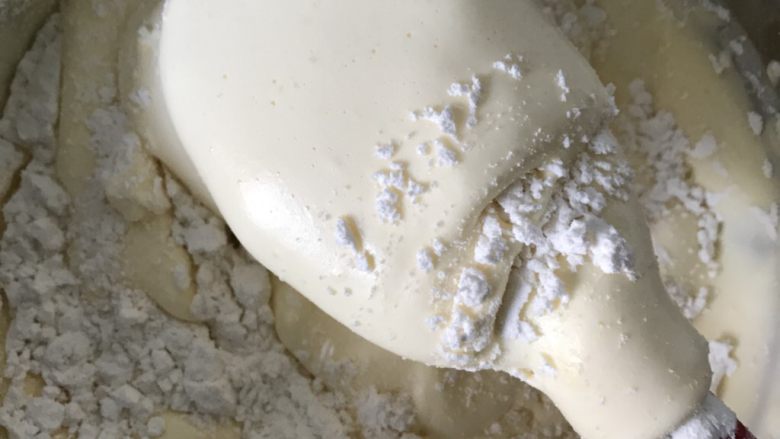 堡尔美海绵杯子蛋糕,用刮刀采用捞拌的手法搅拌均匀,不能画圈搅拌,手法要快,否则会导致消泡。