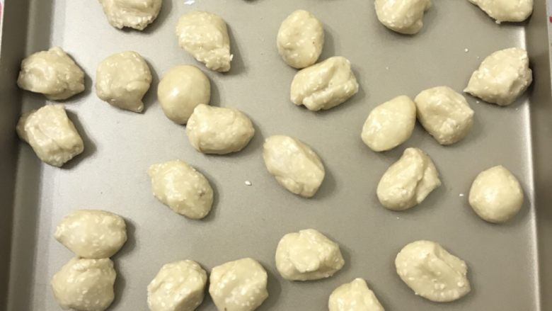 芝麻开口酥,分成10克一个面团