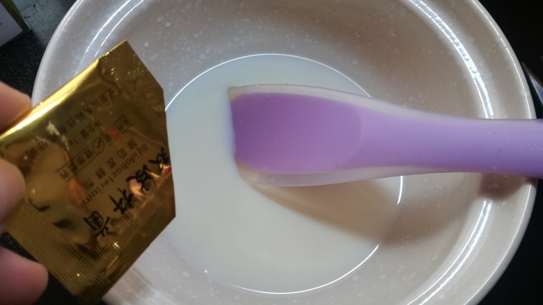 芒果酸奶杯,待牛奶稍凉后,加入一克菌粉,我用的是这种十菌的,拉丝效果非常好。