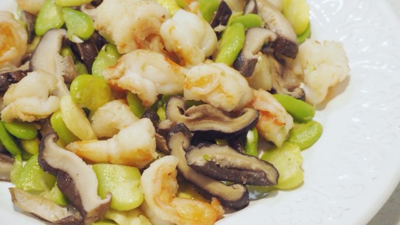 清炒蚕豆香菇虾,出锅装进漂亮的盘子里,食欲开始.