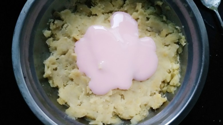 营养的缤纷糯米糍,把红薯按压碎,放入炼乳。