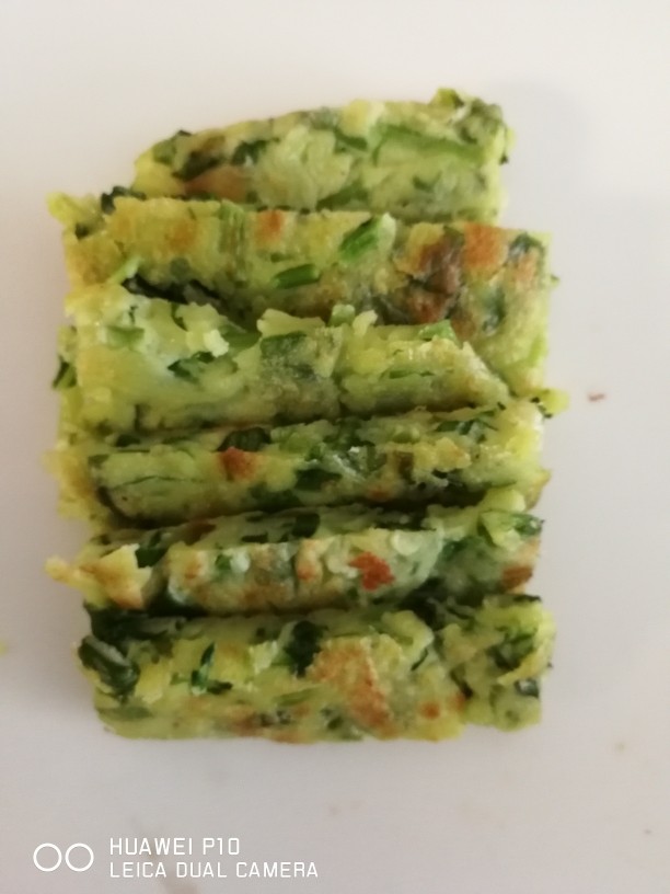 奶酪蔬菜鸡蛋饼
,给宝宝切成长条行 容易拿